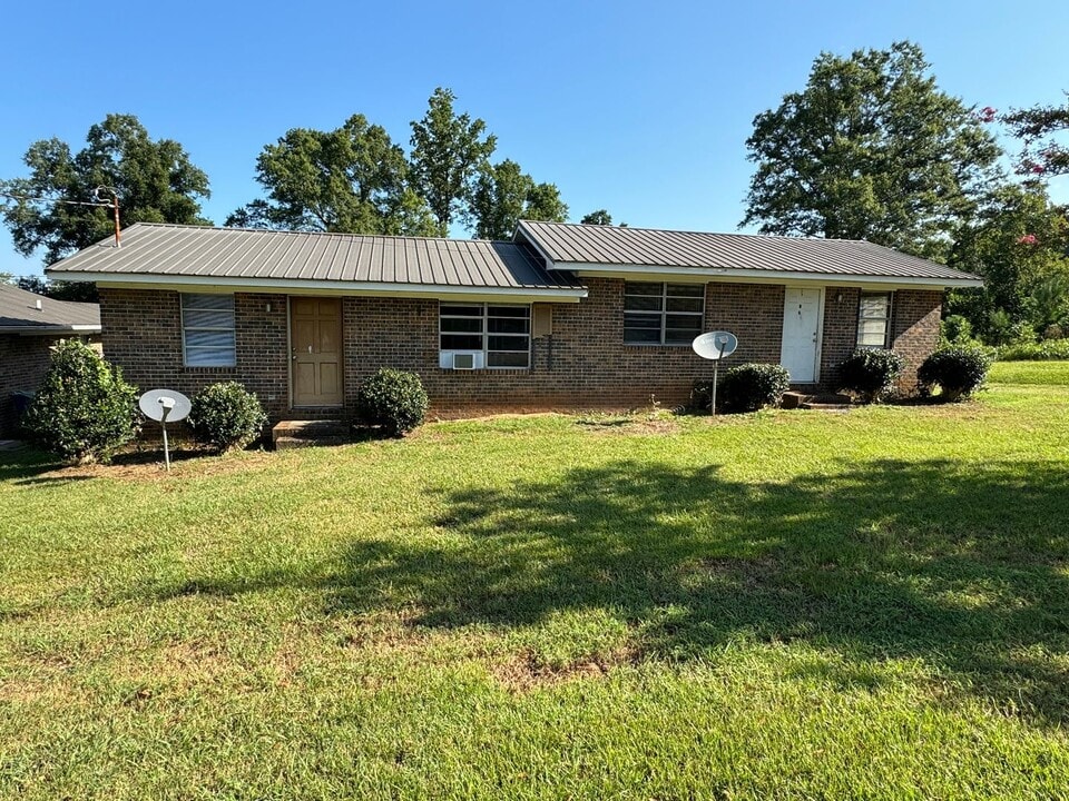 400 Clinton St SE in Jacksonville, AL - Building Photo