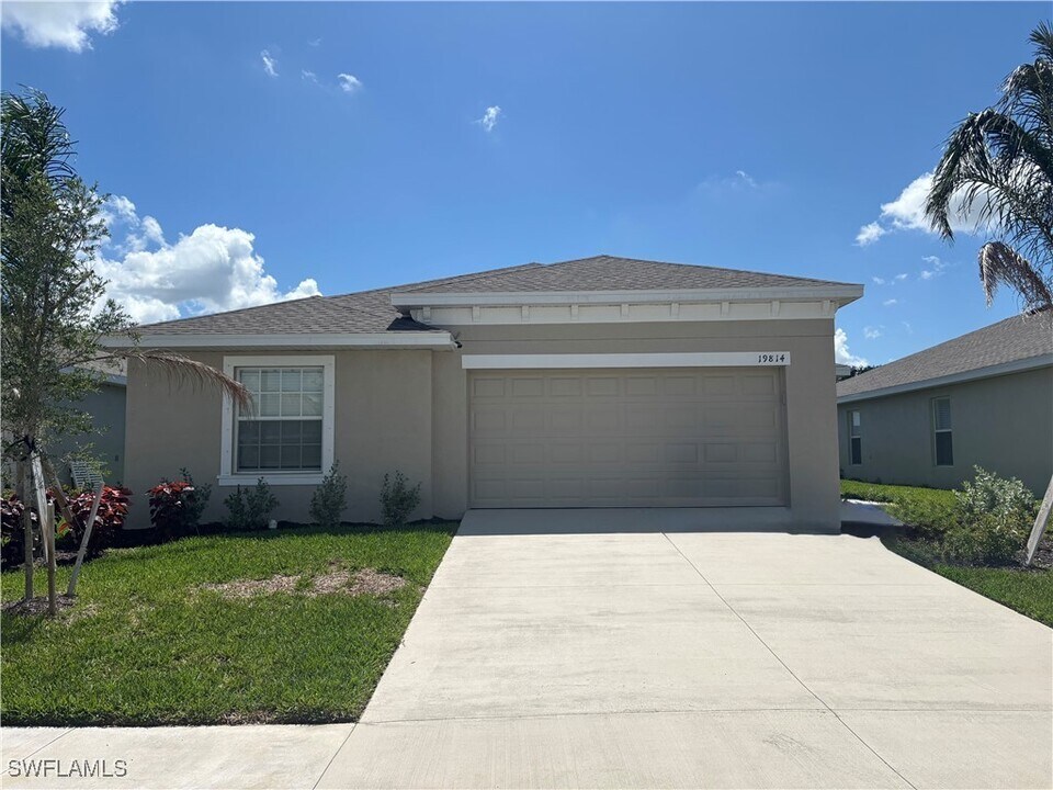 19814 Lavender Field Ct in Lehigh Acres, FL - Building Photo