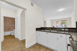 7250 NW 177th St in Hialeah, FL - Building Photo - Building Photo