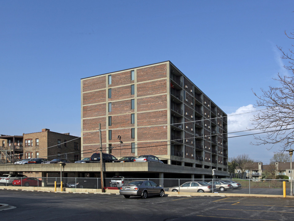 Village Apartments in Lombard, IL - Foto de edificio