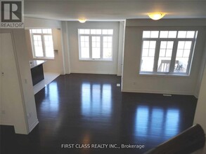 126 Chouinard Wy in Aurora, ON - Building Photo - Building Photo