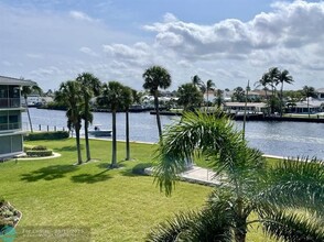 745 SE 19th Ave in Deerfield Beach, FL - Building Photo - Building Photo