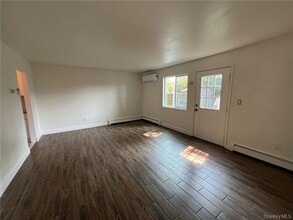 38 Hampton Ct in Middletown, NY - Building Photo - Building Photo