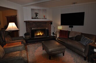 4707 Santa Lucia Dr in Woodland Hills, CA - Building Photo - Building Photo