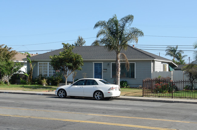 132-134 E Channel Islands Blvd in Oxnard, CA - Foto de edificio - Building Photo