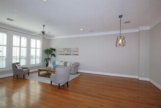 2410 Dorrington St, Unit B in Houston, TX - Foto de edificio - Building Photo