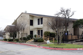 Royal Crest Apartments in Dallas, TX - Building Photo - Building Photo