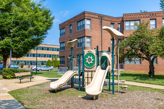 West Court Apartments in Wilmington, DE - Foto de edificio - Building Photo