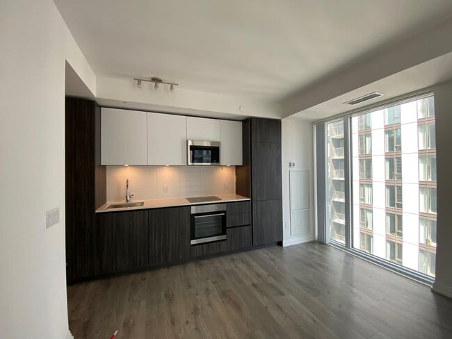 8 Widmer St in Toronto, ON - Building Photo - Building Photo