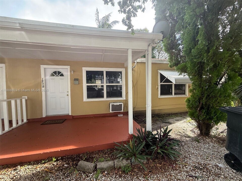 1572 NE 135th St in North Miami, FL - Building Photo