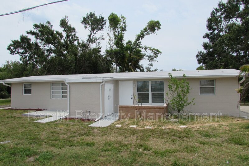 23023 Gulf Coast Ave in Punta Gorda, FL - Building Photo