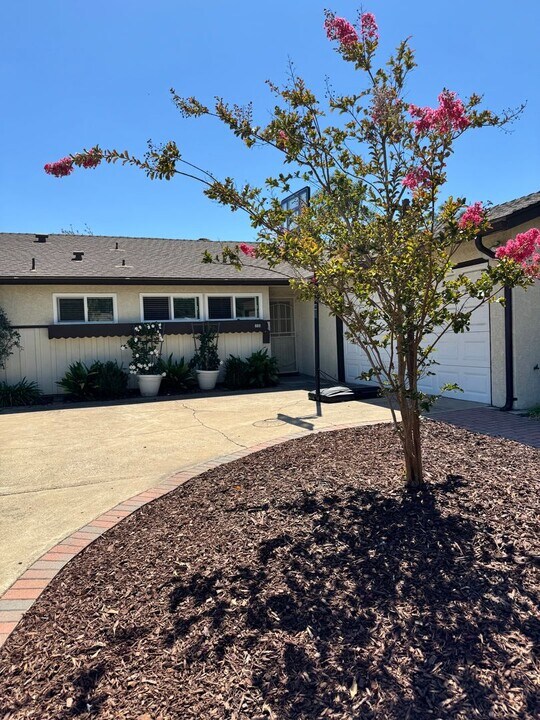 8811 Sovereign Rd in San Diego, CA - Building Photo