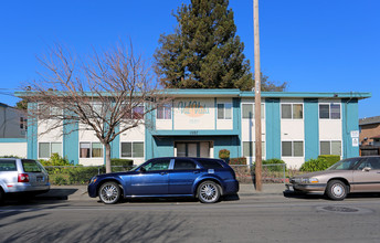 Val Vista Apartments in San Leandro, CA - Building Photo - Building Photo