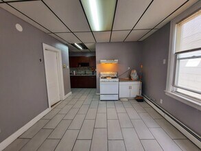 149 W 10th St, Unit 3 in Bayonne, NJ - Building Photo - Building Photo