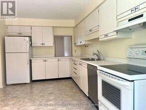 1 Red Maple Ct in Toronto, ON - Building Photo - Building Photo