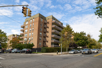 Bay Terrace Cooperative Section XII, Inc. in Bayside, NY - Building Photo - Building Photo