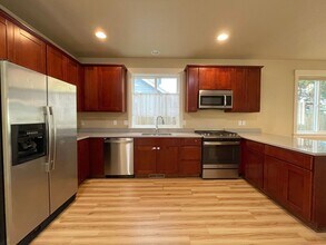 2746 SE 78th Ave in Portland, OR - Building Photo - Building Photo