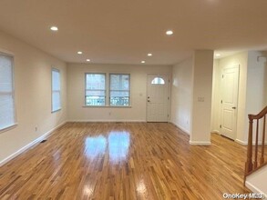 19 Marwood Rd N-Unit -A in Port Washington, NY - Building Photo - Building Photo