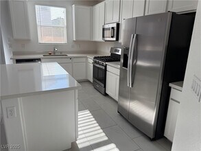 10233 S Ullom Dr in Las Vegas, NV - Building Photo - Building Photo