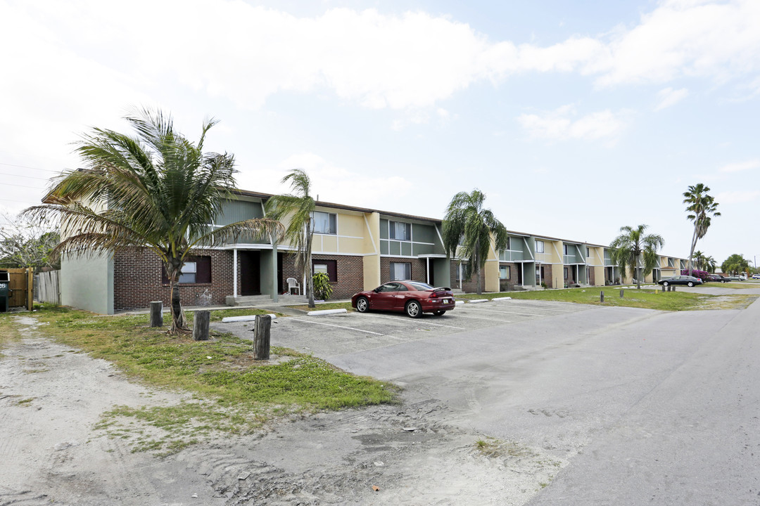 Lake Shore Villas in Clewiston, FL - Building Photo