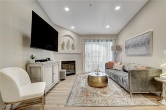 950 Seven Hills Dr in Henderson, NV - Building Photo - Building Photo