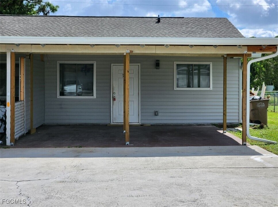 925 SE 23rd Pl in Cape Coral, FL - Building Photo