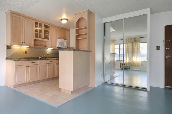 250 Linden Ave, Unit 208 in Long Beach, CA - Foto de edificio - Building Photo