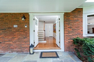 19 Stanwich Rd in Greenwich, CT - Building Photo - Building Photo