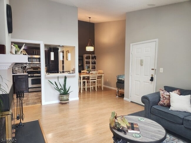 330 Penns Way in Bernards, NJ - Foto de edificio - Building Photo