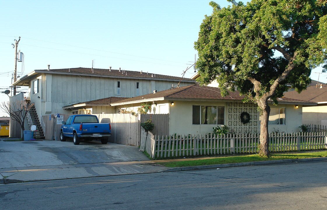 731 Shalimar Dr in Costa Mesa, CA - Building Photo