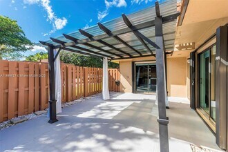 2551 Camelot Ct in Hollywood, FL - Foto de edificio - Building Photo
