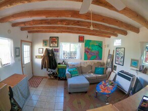 2410 Camino Capitan in Santa Fe, NM - Foto de edificio - Building Photo