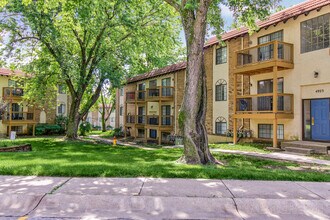 El Chaparral Apartments in Riverside, MO - Building Photo - Building Photo