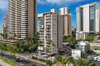 Hale Moani Condominiums in Honolulu, HI - Building Photo - Building Photo