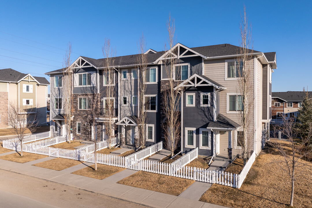 189 Shoreline Vis in Chestermere, AB - Building Photo