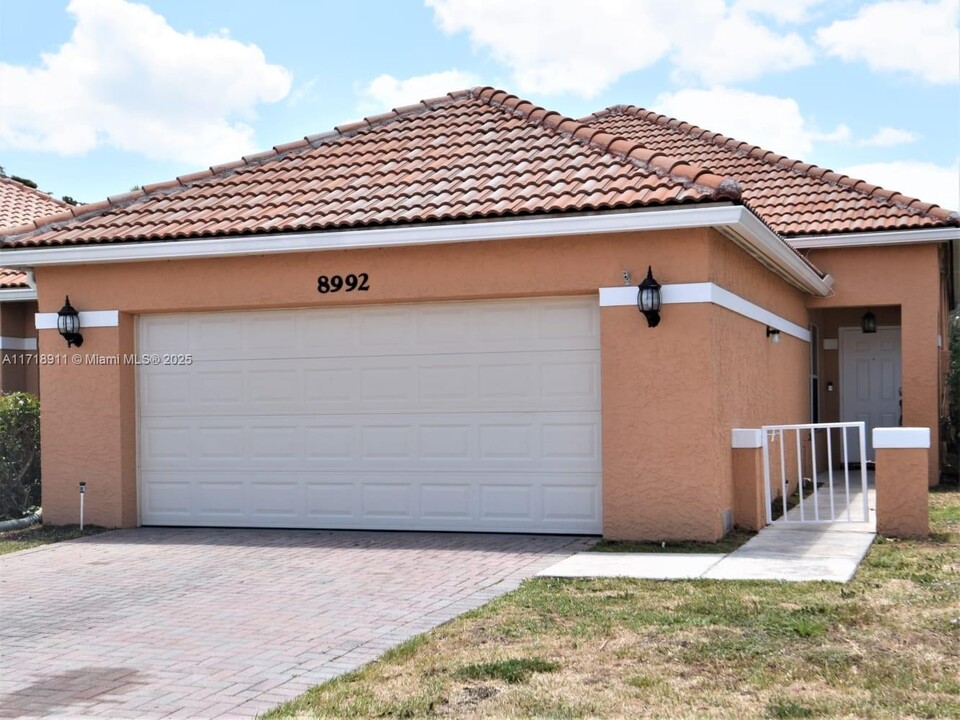 8992 Lake Park Cir S in Davie, FL - Foto de edificio