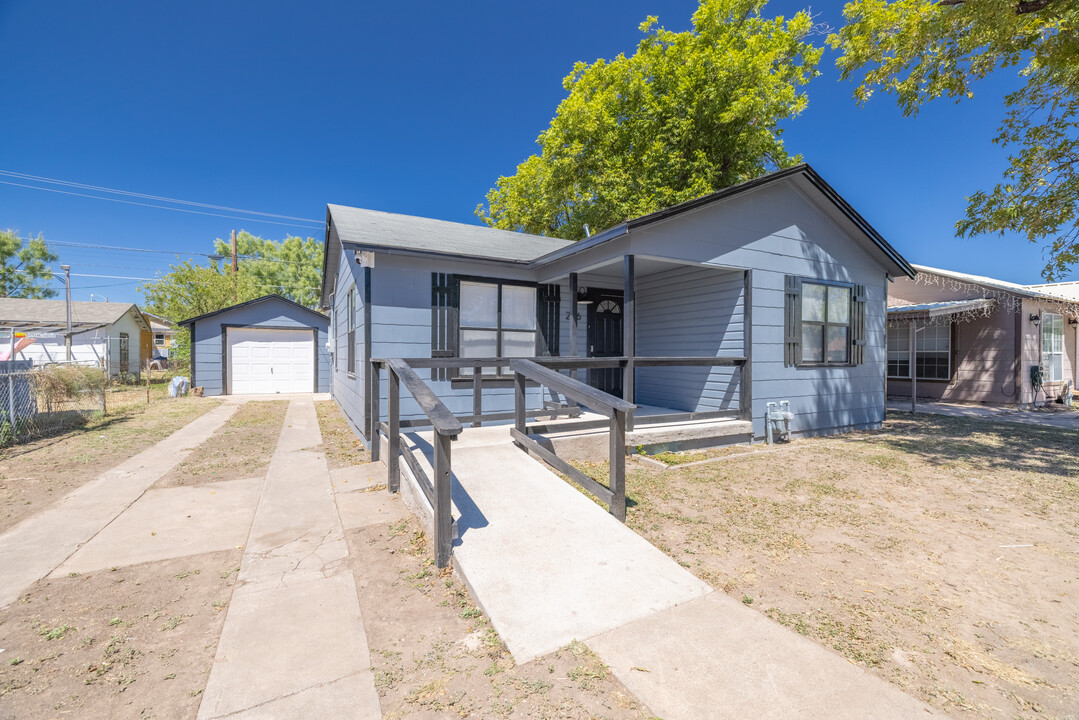 206 E 12th St in San Angelo, TX - Building Photo