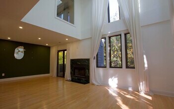 702 Mainsail Ln in Secaucus, NJ - Building Photo - Building Photo