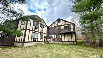 8 Derby Ct in Brookfield, CT - Building Photo