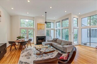 47 Legend Ln in Houston, TX - Building Photo - Building Photo