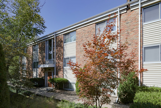 Garden Court Apartments in Champaign, IL - Building Photo - Building Photo