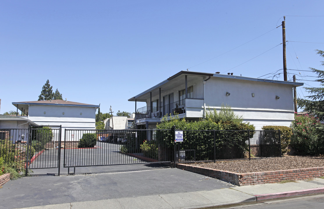 Adelaide Park Apartments in Concord, CA - Foto de edificio