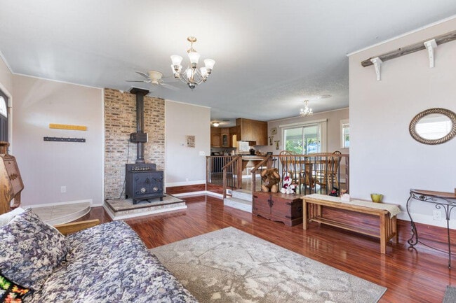 1310 Fredrick Ln