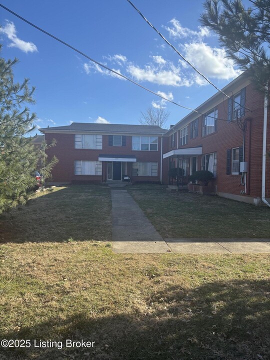 3200 Hikes Ln in Louisville, KY - Building Photo