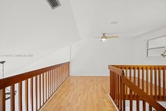 2560 Bass Way in Hollywood, FL - Foto de edificio - Building Photo