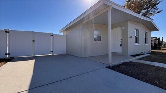 21543 Kenyon Ave in Port Charlotte, FL - Building Photo