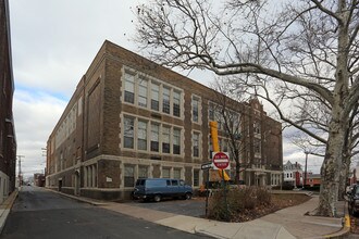 Franklin Manor Apartments in West Reading, PA - Foto de edificio - Building Photo