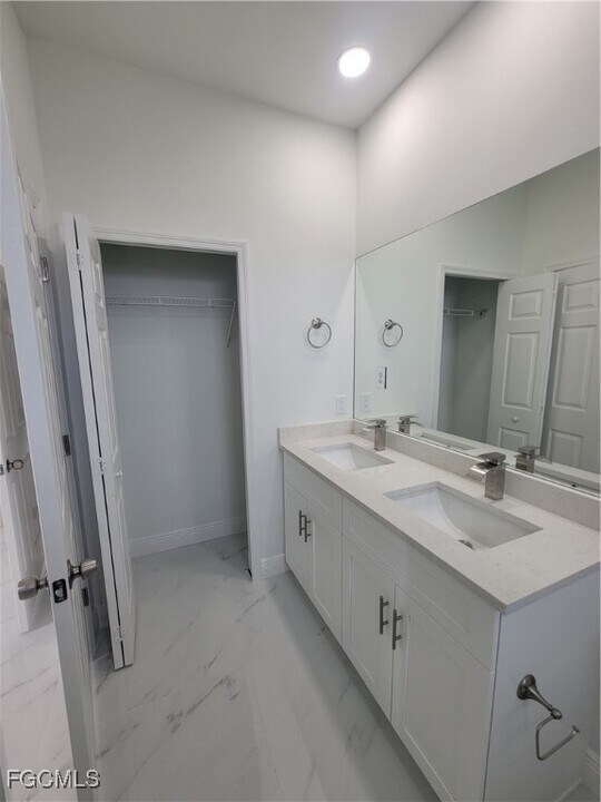 442 Petite Ave in Lehigh Acres, FL - Building Photo