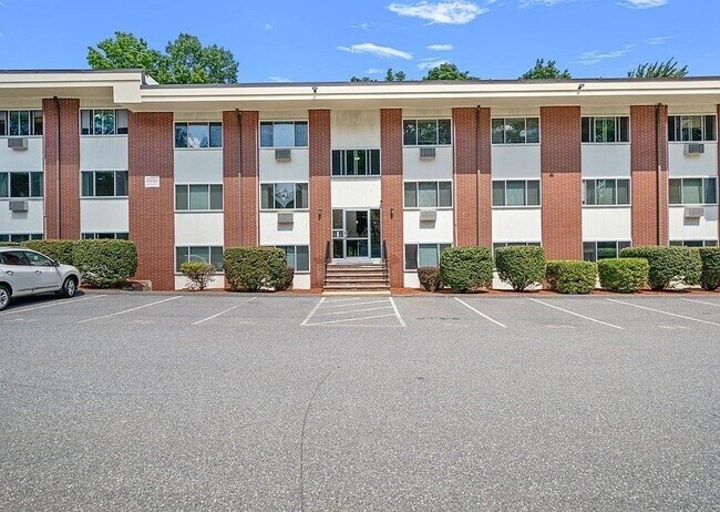 74 Beach St, Unit Continental Court in Woburn, MA - Foto de edificio - Building Photo