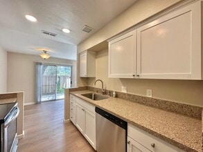4065 Porte La Paz in San Diego, CA - Building Photo - Building Photo